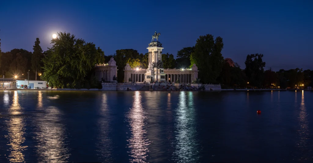Luna Maiz en el estanque mayor del Parque de El Retiro en Madrid